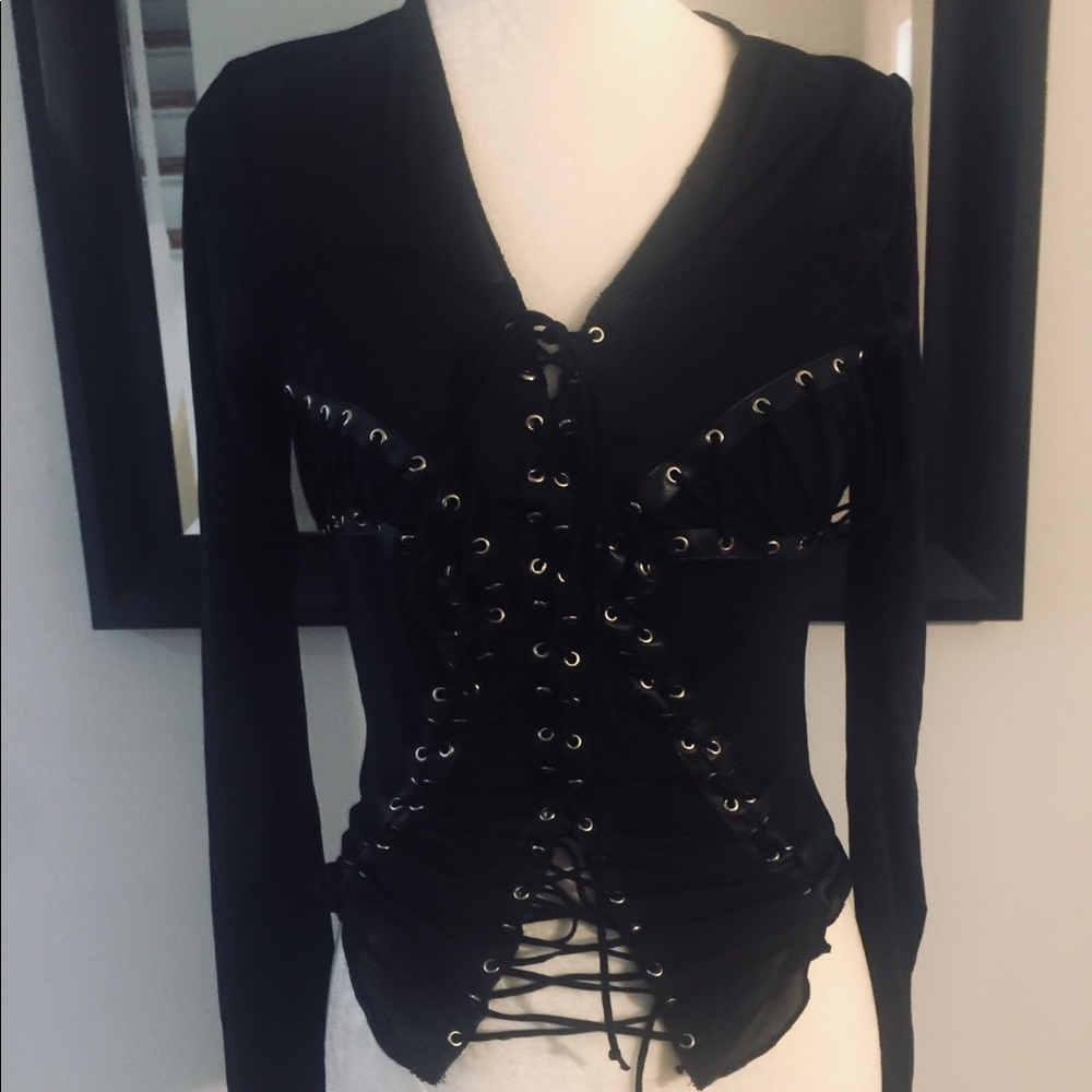 Parasuco poly/spandex top.